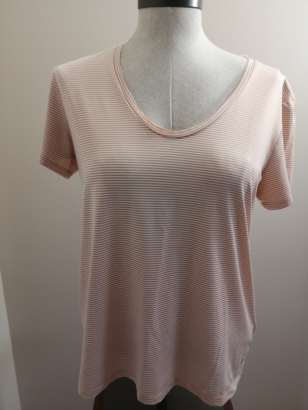 GAPFit Light Pink Striped V-Neck Short Sleeve Active Tee Size M